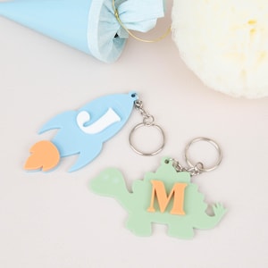 Porte-clés coloré avec lettres Dino, fusée, étiquette de sac d'école, cadeau de scolarisation, porte-clés monogramme