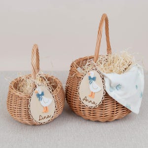 Personalisierter Osterkorb mit Namen, Weidenkorb mit Holzanhänger Gans , Geschenk zur ersten Ostern, Ostergeschenk Kinder, Osterkörbchen