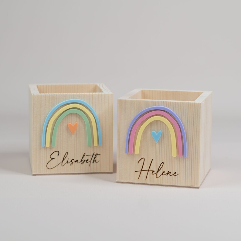 Personalisierter Stiftebecher aus Holz , Stiftehalter Regenbogen , Einschulung Geschenk,Schulkind Bild 1