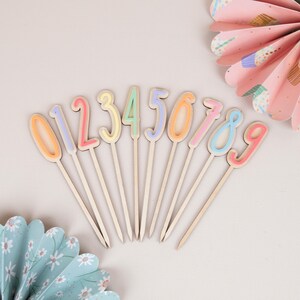 Taarttopper met cijfers 0-9 van hout en acryl, kleurrijke taarttoppers voor verjaardagen, nummerdecoraties voor kinderfeestjes, 1e verjaardag voor meisjes en jongens