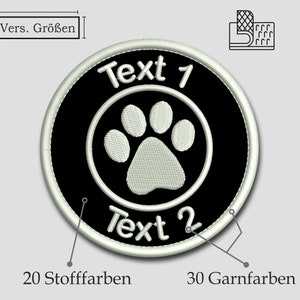 Könnte beinhalten: Ein runder gestickter Patch in Schwarz und Weiß mit einem Pfotenabdruck in der Mitte. Der Text "Text 1" befindet sich über dem Pfotenabdruck und "Text 2" unter dem Pfotenabdruck. Der Patch ist von einem weißen Rand umgeben.