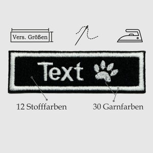 Könnte beinhalten: Schwarzer gestickter Patch mit weißem Text "Text" und einem weißen Pfotenabdruck. Der Patch hat einen weißen Rand und ist in 12 Stofffarben und 30 Garnfarben erhältlich.