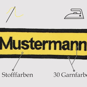 Könnte beinhalten: Ein gelber rechteckiger Stoff-Patch mit schwarzem Rand und dem Wort "Mustermann" in schwarzer Stickerei. Der Patch wird mit Nadel und Faden sowie einem Bügeleisen gezeigt, was darauf hindeutet, dass er angenäht oder aufgebügelt werden kann.