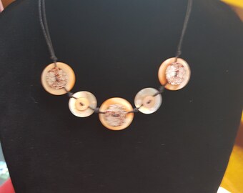 Collier boutons de nacre orange motif floral