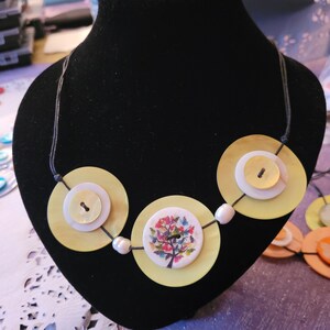 Green mother-of-pearl buttons necklace