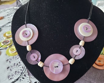 collier boutons nacre violet