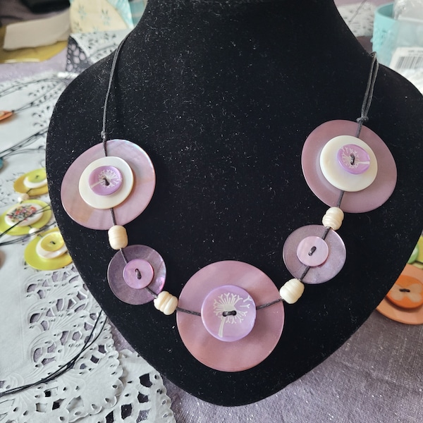 collier boutons nacre violet