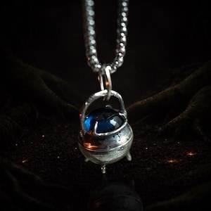 Mana Cauldron Anhänger mit blauem Bernstein - gefertigt aus 925 Sterling Silber