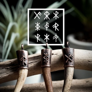 Könnte beinhalten: Drei Hirschgeweih-Anhänger mit kupfernen Akzenten, die verschiedene Bindrunen-Symbole zeigen. Wählen Sie Ihre Bindrune: X, R, R, *, F, R, P, X, T.