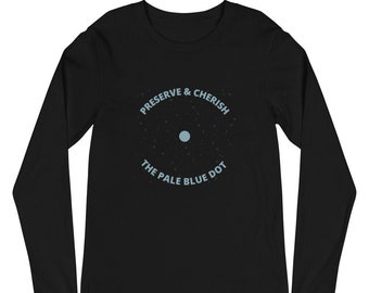 Puede incluir: Camiseta negra de manga larga con un gráfico azul de un punto azul pálido en un campo de estrellas. El texto del gráfico dice "Preserve & Cherish The Pale Blue Dot".