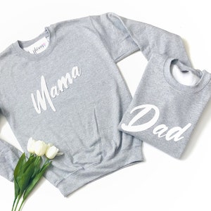Mamá & papá Carta Colección Crew Suéter en Gris
