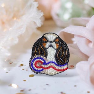 Ręcznie robiona broszka z angielskim spaniel miniaturowym: numer na wystawę psów/przypinka z wizerunkiem spaniela królewskiego