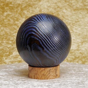 palla strutturata in legno di tromba lucidato con cera blu