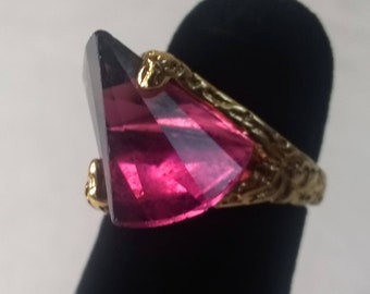 Ornate SettingBand Size 4.5 Marked 18k HGE Beautiful /& Unique Purple Gold Solitaire Ring Uniquely Cut Purple Glass Stone FREE SHIP!