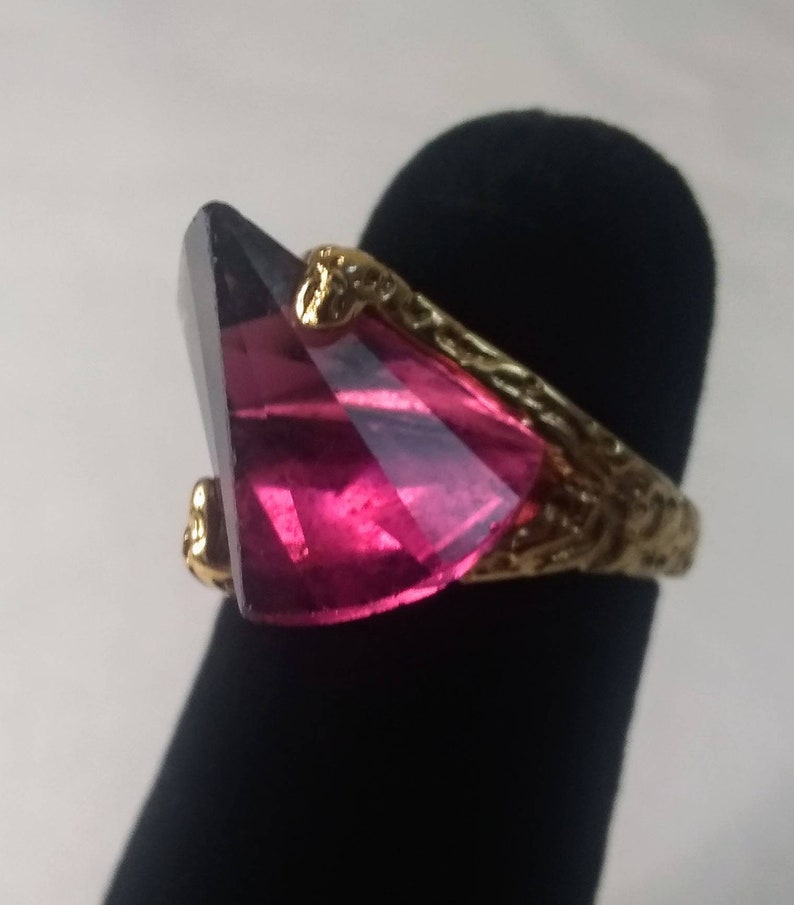 Ornate SettingBand Size 4.5 Marked 18k HGE Beautiful /& Unique Purple Gold Solitaire Ring Uniquely Cut Purple Glass Stone FREE SHIP!