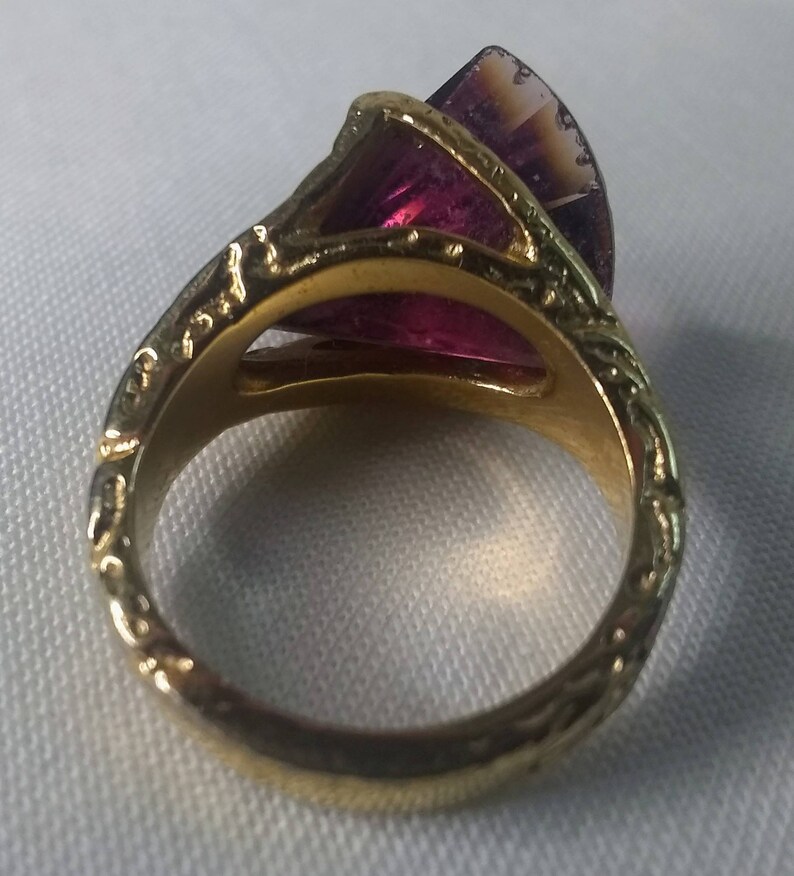 Ornate SettingBand Size 4.5 Marked 18k HGE Beautiful /& Unique Purple Gold Solitaire Ring Uniquely Cut Purple Glass Stone FREE SHIP!