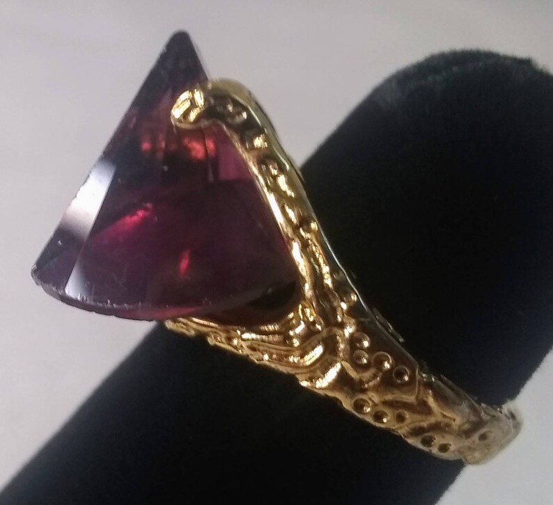 Ornate SettingBand Size 4.5 Marked 18k HGE Beautiful /& Unique Purple Gold Solitaire Ring Uniquely Cut Purple Glass Stone FREE SHIP!