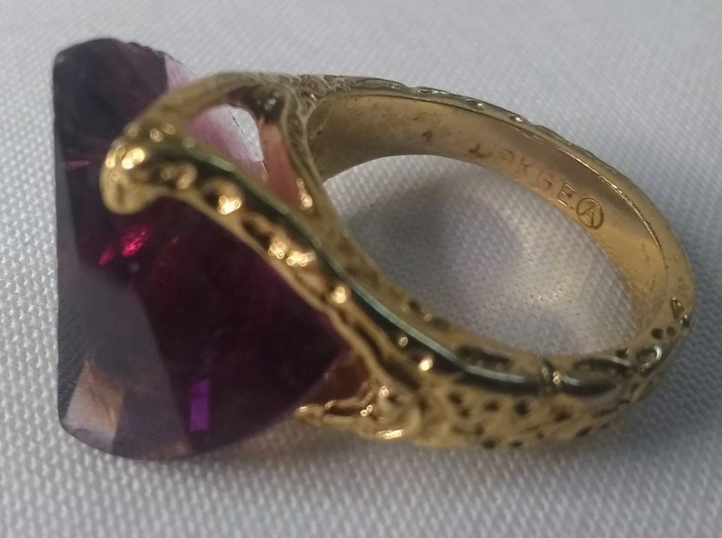 Ornate SettingBand Size 4.5 Marked 18k HGE Beautiful /& Unique Purple Gold Solitaire Ring Uniquely Cut Purple Glass Stone FREE SHIP!