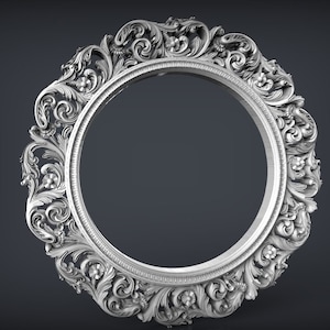 Può includere: Una cornice rotonda argentata ornata con intricati dettagli floreali. La cornice è in metallo e ha una finitura liscia e lucida.