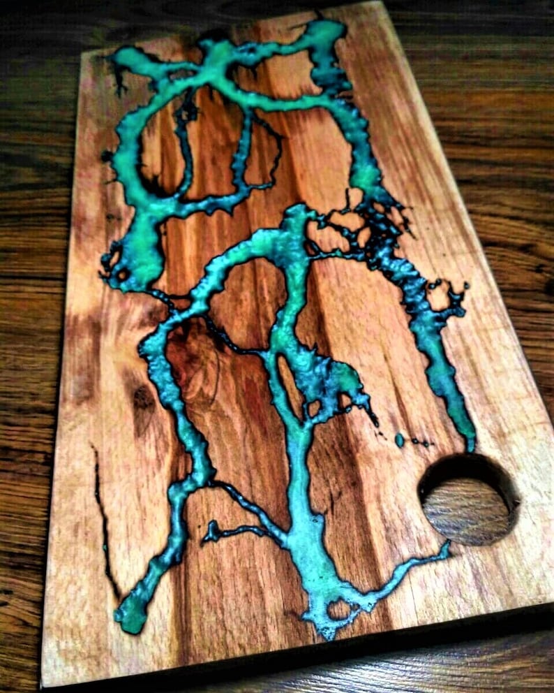 Planche à Découper Artisanale En Acajou Et érable Avec Grain époxy - Fabriquée Aux USA Par AE Millwork