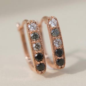 Hoekige Huggie-oorbellen: zwarte spinel en moissaniet, 925 zilver