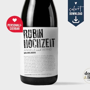 Könnte beinhalten: Eine dunkle Weinflasche mit einem weißen rechteckigen Etikett, das den schwarzen Text RUBIN HOCHZEIT, ANGELA und BERND sowie 09.09.2025 trägt. Ein rotes kreisförmiges Abzeichen mit weißem Herz und dem Wort PERSONALISIERBAR ist am Flaschenhals.