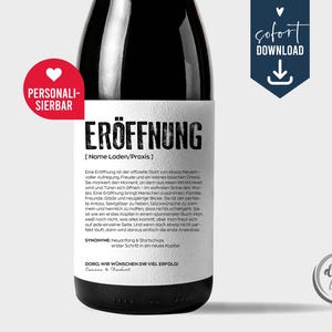 以下が含まれることがあります： ドイツ語の「ERÖFFNUNG」（開店）という文字が書かれた白いラベルが付いた黒いボトル。ラベルにはテキストが含まれており、赤と青のグラフィックで装飾されており、お祝いのテーマを示唆しています。このボトルは特別な機会のためである可能性があります。