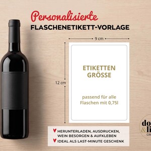 May include: A dark glass wine bottle next to a rectangular white label template. The text reads "Personalisierte FLASCHENETIKETT-VORLAGE", "ETIKETTEN GR&Ouml;SSE", "passend f&uuml;r alle Flaschen mit 0,75l", and "HERUNTERLADEN, AUSDRUCKEN, WEIN BESORGEN & AUFKLEBEN". Dimensions are 9 cm by 12 cm.