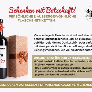May include: A dark glass bottle with a red bow on the neck and a white label reading GESCHENK f&uuml;r DICH, accompanied by a tan gift box. The image includes German text about personalized bottle labels and tips for applying them to bottles.