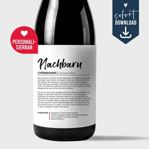 Op de afbeelding: Een wit wijnfles etiket met het woord "Nachbarn" in zwarte cursieve letters. Het etiket bevat ook het Duitse woord voor "buren" tussen haakjes, "[Hildebrandt]", en een definitie van het woord in het Duits.