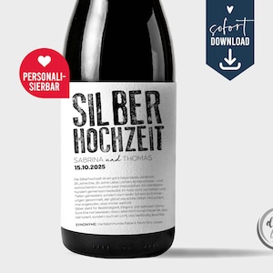 Op de afbeelding: Een zwarte fles met een wit etiket met de tekst "SILBER HOCHZEIT" en de namen "SABRINA and THOMAS" met de datum "15.10.2025". Het etiket bevat ook Duitse tekst. Een rood hart en de woorden "PERSONALI-SIERBAR" staan links.