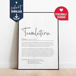 Peut inclure: Une affiche blanche encadrée avec du texte noir présentant une définition de style dictionnaire du mot Teamleiterin, incluant le nom Tina, un paragraphe descriptif en allemand et une liste de synonymes marqués par des icônes de cœur rouge.