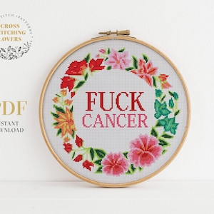 Puede incluir: Un patrón de punto de cruz con una corona de flores y la frase "FUCK CANCER" en letras rosas y rojas.