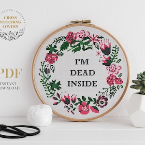 Jestem martwy w środku nowoczesny wzór krzyżykowy zabawny tekst tamborek projekt haftu kolorowy wieniec kwiatowy DIY wystrój domu natychmiastowe pobieranie PDF