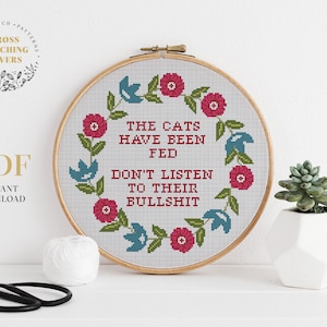 The Cats are been feed - grappig kruissteekpatroon, eenvoudig te tellen kruissteek, kleurrijke bloemenkrans, xstitch instant download pdf-grafiek