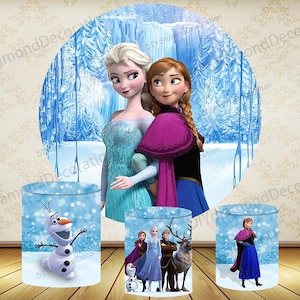 Könnte beinhalten: Set aus drei zylindrischen Glas-Kerzenhaltern mit Figuren aus dem Animationsfilm "Die Eiskönigin". Das zentrale Bild zeigt Elsa und Anna vor einer Winterlandschaft. Die anderen beiden Halter zeigen Olaf und Anna.