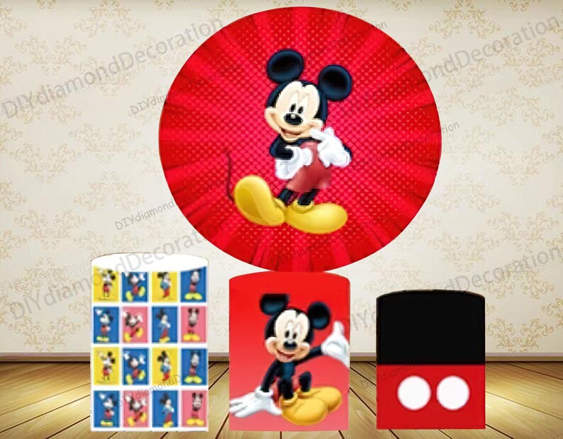 Puede incluir: Una colecci&oacute;n de decoraciones con el tema de Mickey Mouse. La imagen presenta un gran c&iacute;rculo rojo con Mickey Mouse en el centro, junto con otros tres elementos decorativos. Un elemento tiene una cuadr&iacute;cula de im&aacute;genes de Mickey Mouse, y otro tiene un gr&aacute;fico de Mickey Mouse.