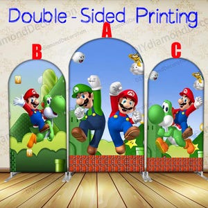 Puede incluir: Tres telones de fondo en forma de arco con personajes de Super Mario. Cada telón de fondo muestra una escena diferente con Mario, Luigi y Yoshi. El texto "Double-Sided Printing" está en la parte superior.