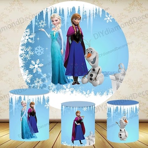 Pode incluir: Um fundo azul claro com ilustrações de personagens do filme de animação "Frozen", incluindo Elsa, Anna e Olaf. O design apresenta flocos de neve e pingentes de gelo, com os personagens em expositores cilíndricos.