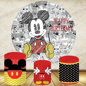 Puede incluir: Un tel&oacute;n de fondo de fiesta de cumplea&ntilde;os con Mickey Mouse y tres soportes cil&iacute;ndricos rojos. El tel&oacute;n de fondo tiene un dise&ntilde;o de c&oacute;mic en blanco y negro con una gran ilustraci&oacute;n de Mickey Mouse y las palabras "HAPPY BIRTHDAY". Los soportes tienen dise&ntilde;os de Mickey Mouse.