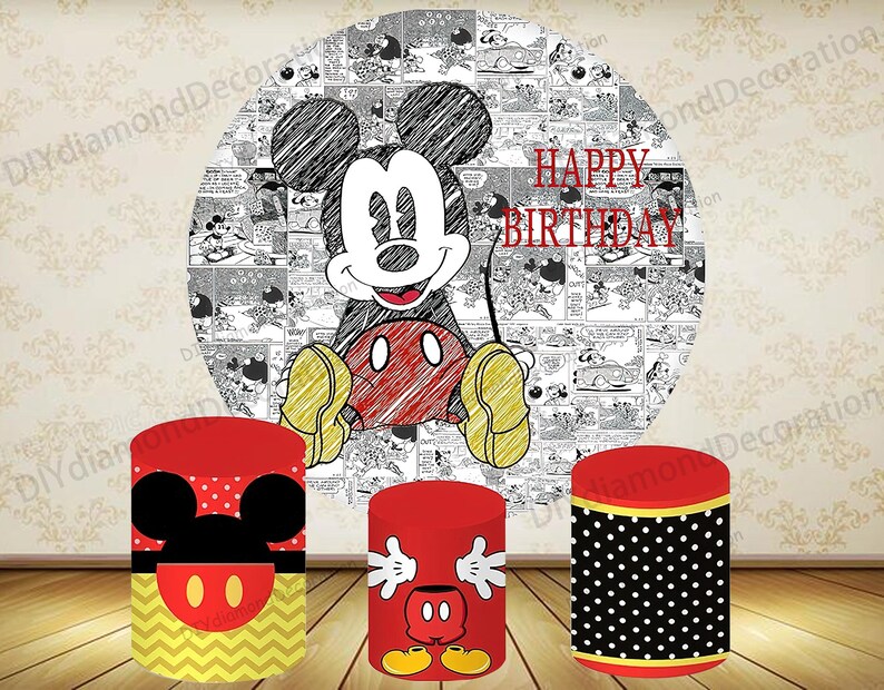 Puede incluir: Un tel&oacute;n de fondo de fiesta de cumplea&ntilde;os con Mickey Mouse y tres soportes cil&iacute;ndricos rojos. El tel&oacute;n de fondo tiene un dise&ntilde;o de c&oacute;mic en blanco y negro con una gran ilustraci&oacute;n de Mickey Mouse y las palabras "HAPPY BIRTHDAY". Los soportes tienen dise&ntilde;os de Mickey Mouse.