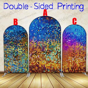 Op de afbeelding: Drie gebogen pailletten achtergrondpanelen met een kleurenschema. De panelen zijn gelabeld A, B en C. De tekst "Double-Sided Printing" staat in het blauw boven de panelen. De panelen staan op een houten vloer.