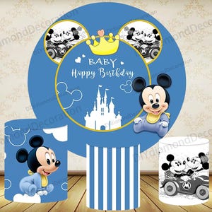 Puede incluir: Un conjunto de decoraci&oacute;n de fiesta de cumplea&ntilde;os con tem&aacute;tica de Mickey Mouse en azul y blanco. El conjunto incluye un gran tel&oacute;n de fondo circular con Mickey Mouse y el texto "BABY Happy Birthday". Tambi&eacute;n hay tres decoraciones cil&iacute;ndricas.