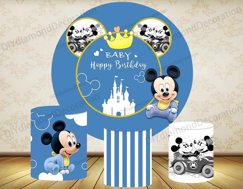 Puede incluir: Un conjunto de decoraci&oacute;n de fiesta de cumplea&ntilde;os con tem&aacute;tica de Mickey Mouse en azul y blanco. El conjunto incluye un gran tel&oacute;n de fondo circular con Mickey Mouse y el texto "BABY Happy Birthday". Tambi&eacute;n hay tres decoraciones cil&iacute;ndricas.