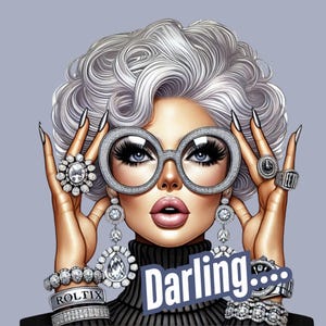 Puede incluir: Una mujer con cabello plateado y grandes gafas redondas con montura plateada lleva un suéter de cuello alto negro y varias pulseras plateadas. Lleva grandes pendientes plateados y un anillo plateado. El texto "Darling..." está escrito en blanco sobre fondo negro.