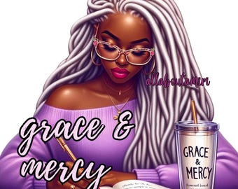 Può includere: Una donna con lunghe trecce bianche sta scrivendo su un diario. Indossa un maglione viola e degli occhiali. Il testo "grace & mercy" è scritto in lettere rosa sull'immagine. Un bicchiere trasparente con una cannuccia è sul tavolo accanto al diario. Il bicchiere ha il testo "GRACE & MERCY" e "The Lord has promised to never leave you." stampato su di esso.