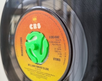 Suporte de parede para discos de vinil de 7 polegadas, ideal para exibir seus compactos de 45 rpm.
