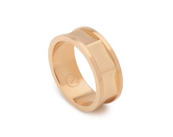 Anillo de acero inoxidable dorado inspirado en un casco de tanque de la Segunda Guerra Mundial