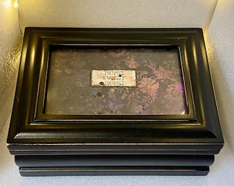 Box of Darkness - Een macabere puzzelverhalendoos waarin je je eigen einde verzint......
