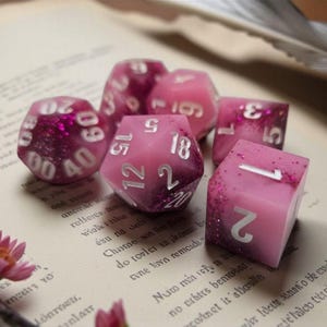 Blush of Divinity Sharp Edge Dice Set - Rosa Glitter Resin Polyhedral RPG Tärningar för DND, Pathfinder, TTRPG